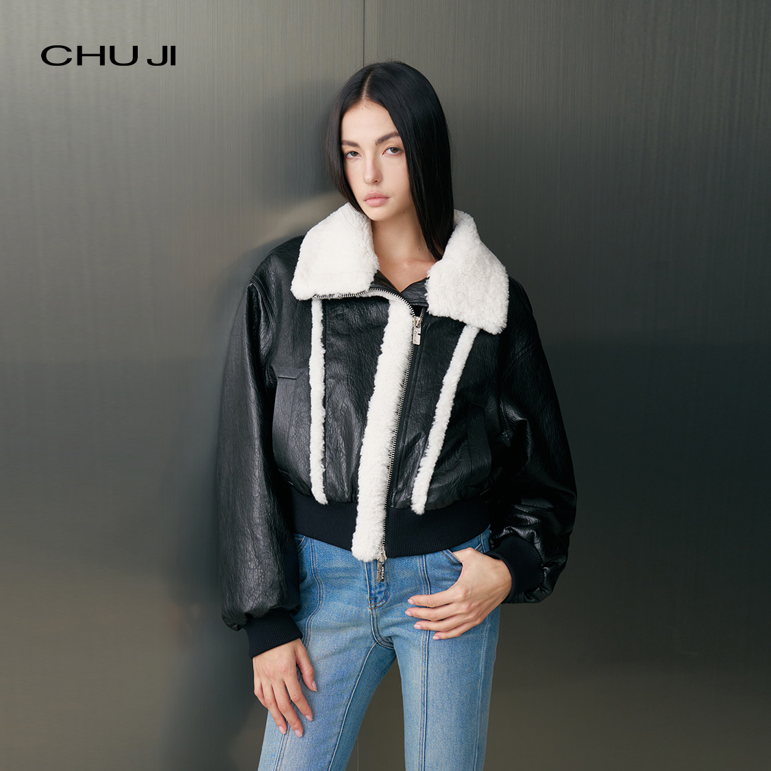 出迹 绒梦假日 毛领荔枝纹PU蛋白皮冬季外套女毛边夹克-E2Z2685W
