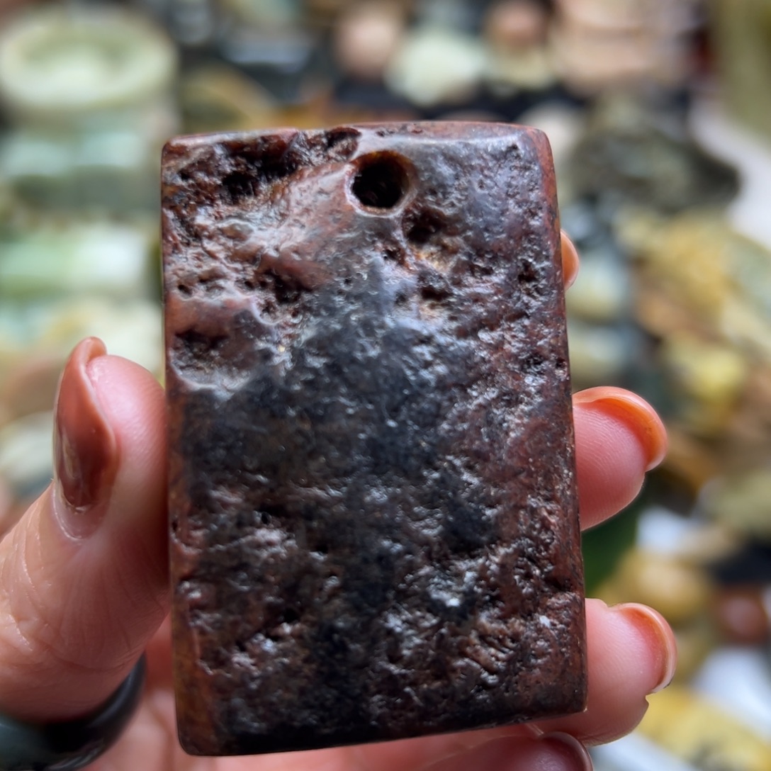 岫岩河磨玉（透闪石质玉）未镶嵌颈饰河磨玉红皮牌牌有瑕