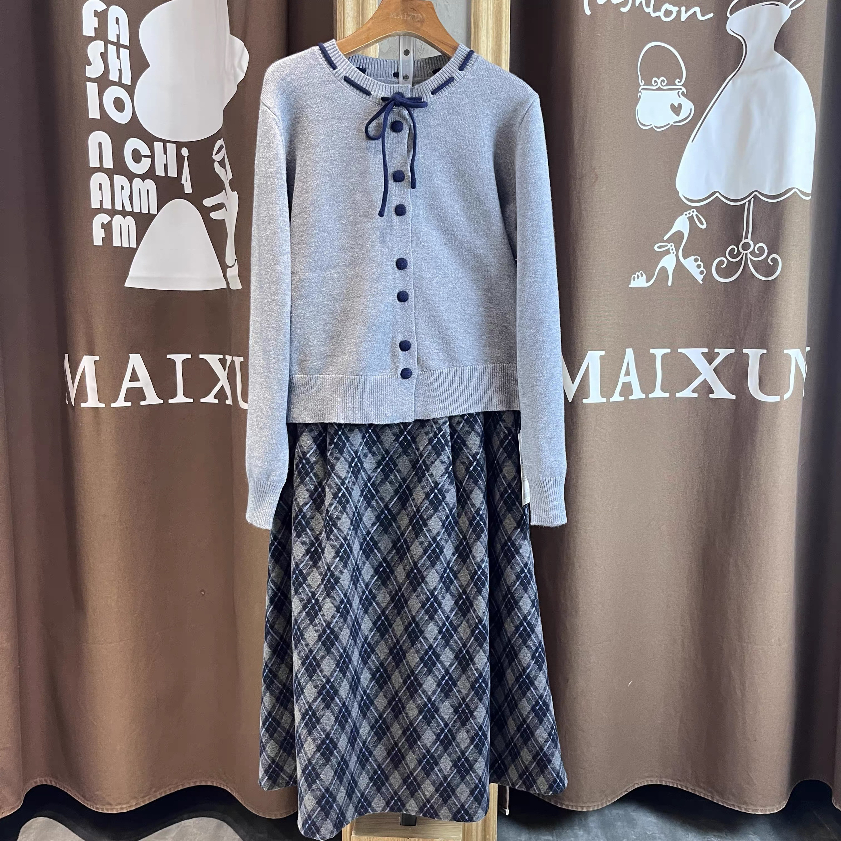 麦寻TZQZS08Y冬季新款针织开衫格子裙时尚套装减龄百搭两件套裙女