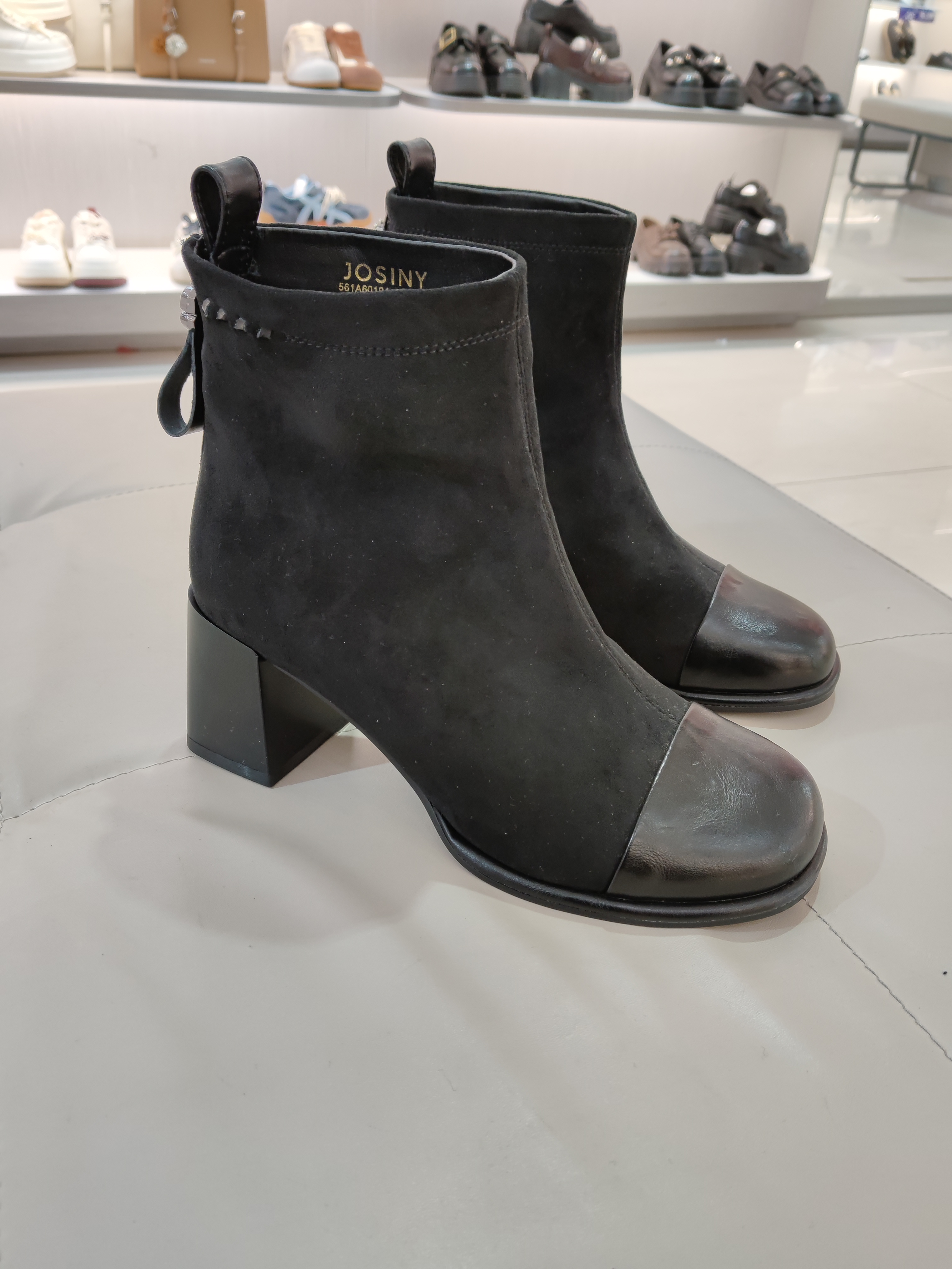 卓诗尼女鞋2025冬季新款粗跟中跟短靴粗跟绒面瘦瘦靴圆头时尚方头