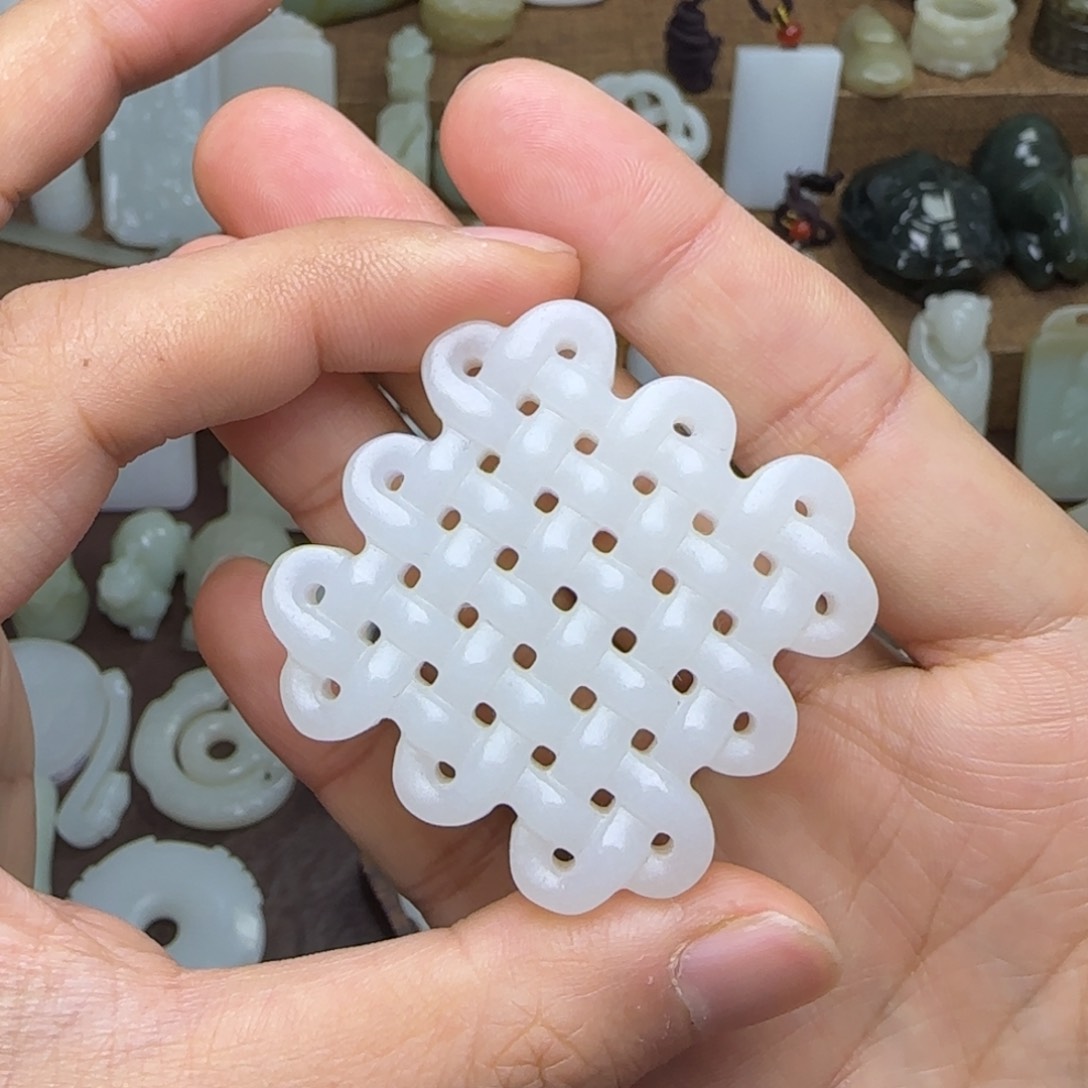 和田玉挂件未镶嵌中国结