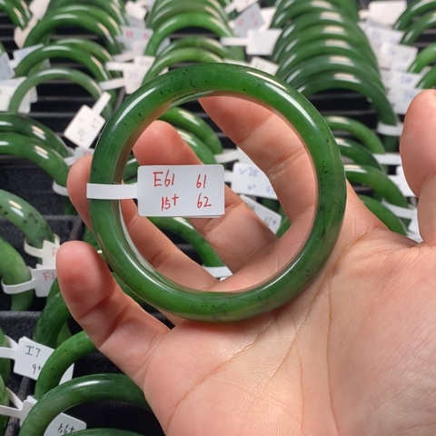 和田玉（碧玉）手镯未镶嵌大****）