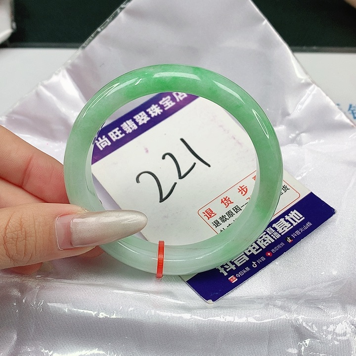翡翠手镯未镶嵌翡翠12