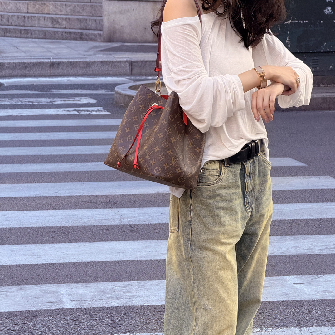 99新 LouisVuitton/路易威登 99新老花红色水桶单肩包牛仔水桶包