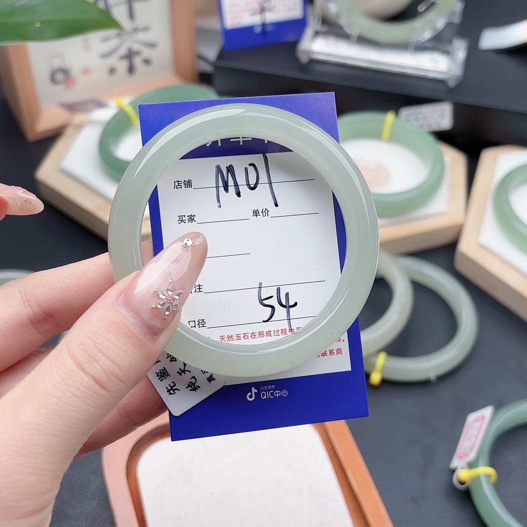 一***芦石英质玉未镶嵌手镯