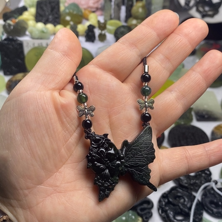 蛇纹石玉颈饰合金