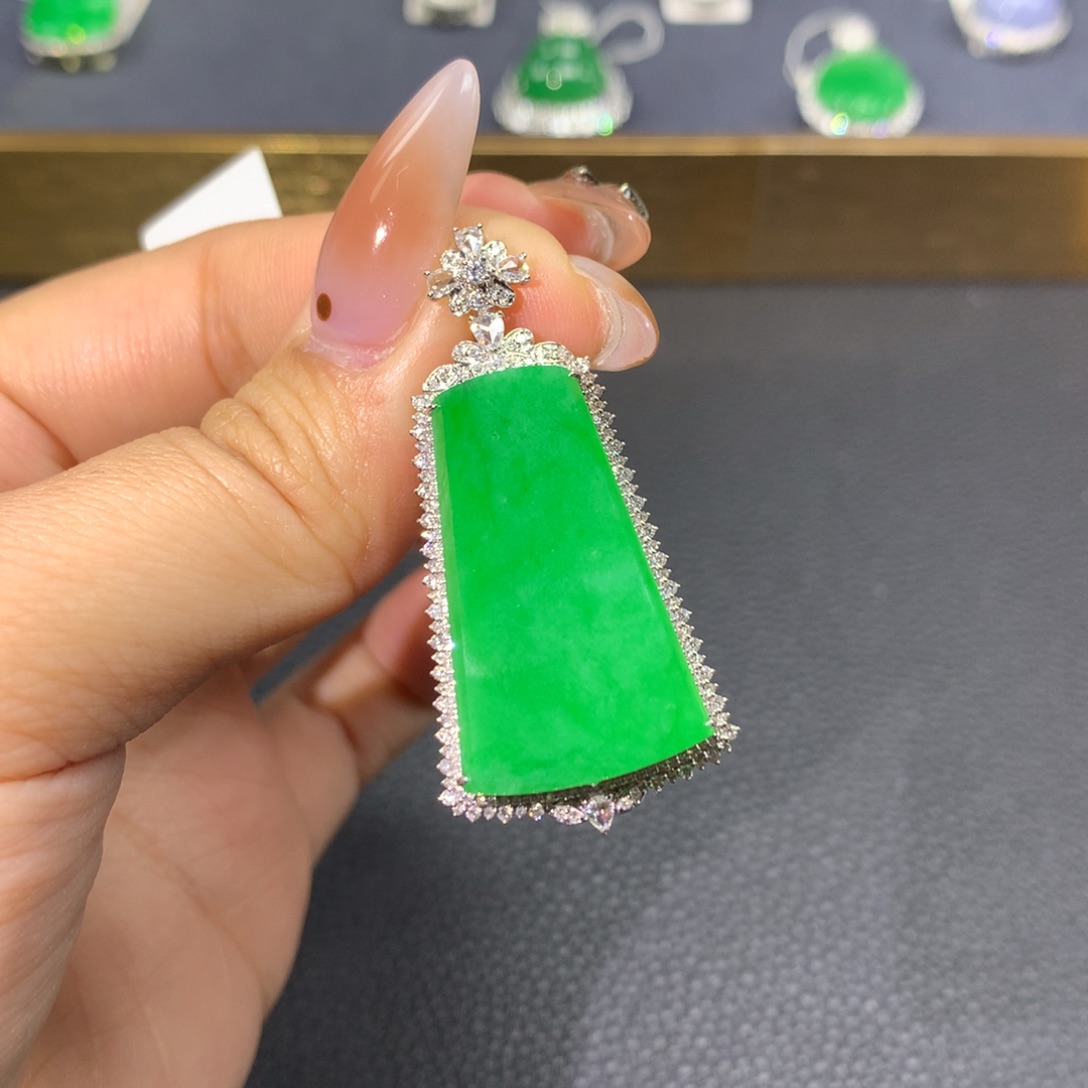 翡翠颈饰18K金镶嵌翡翠