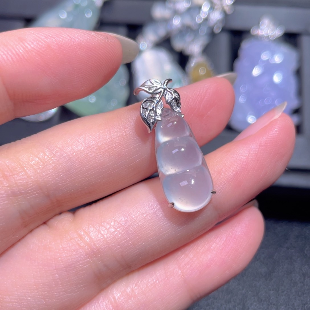 颈饰18K金镶嵌翡翠翡翠