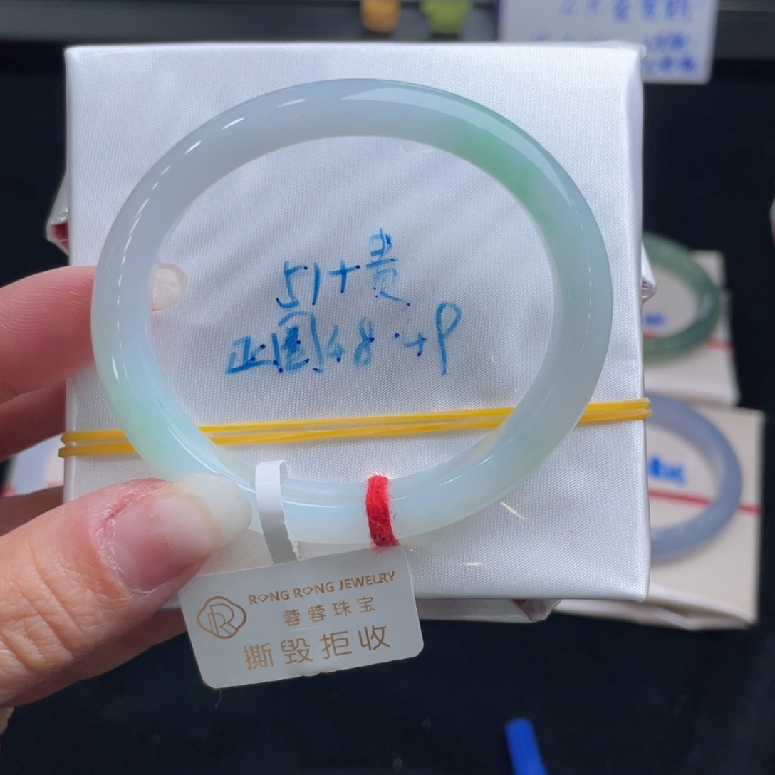 翡翠手镯未镶嵌蔡**?翡翠手镯