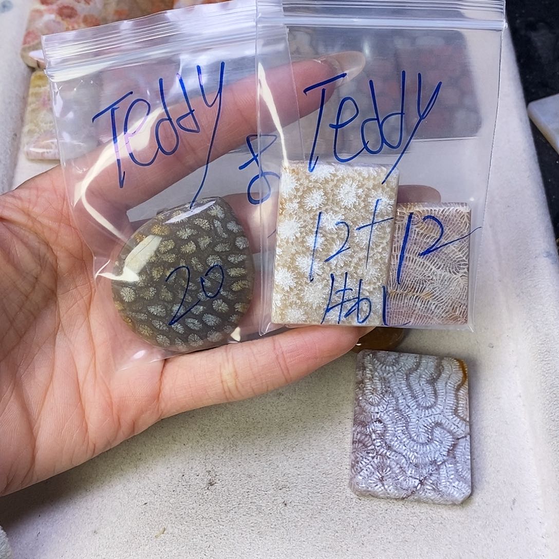 合金颈饰硅化玉T***y
