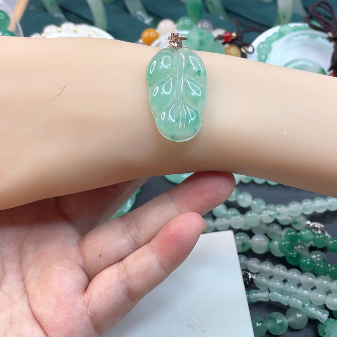 石英质玉未镶嵌颈饰