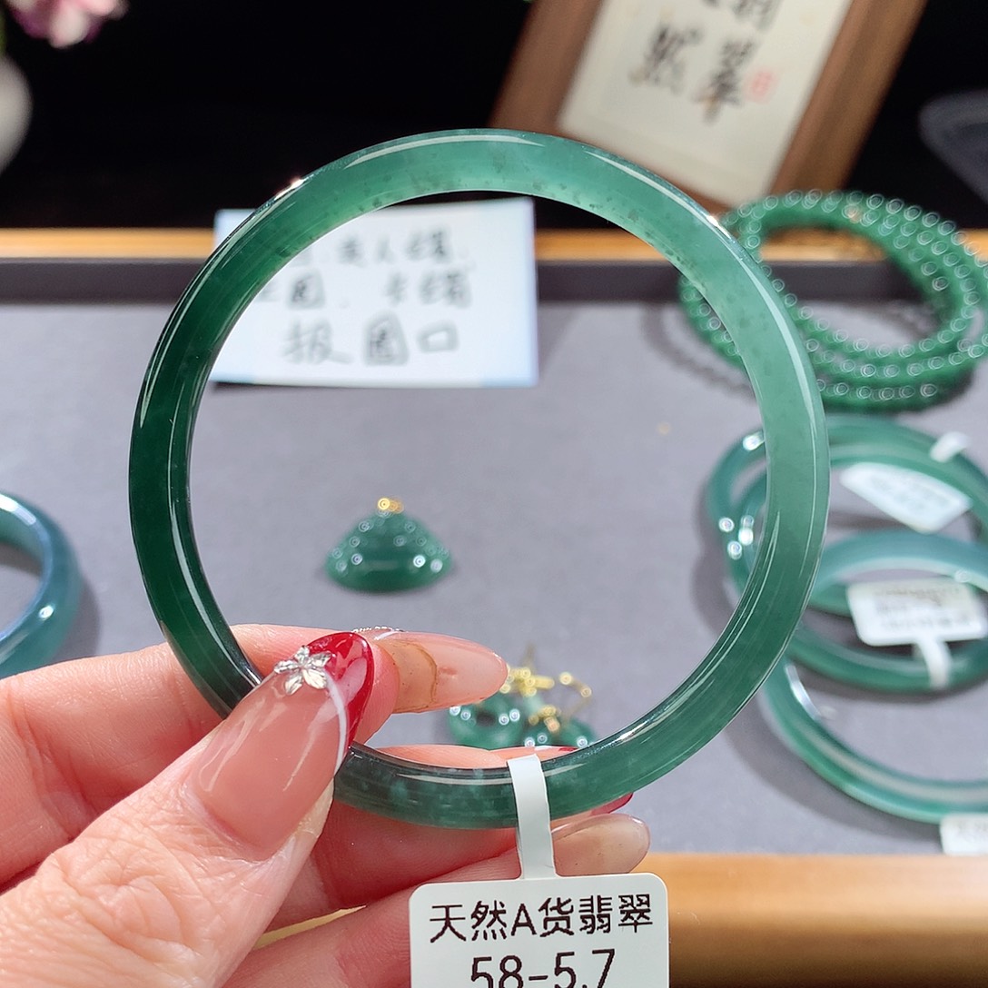 翡翠手镯（圆镯）未镶嵌