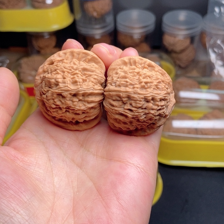 文玩核桃吊坠白狮子40尺