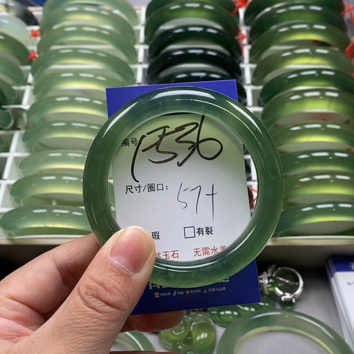 蛇纹石玉手镯未镶嵌@*朵