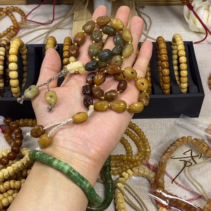 玉****龙脊菩提玉化原籽手持两串 一物一图