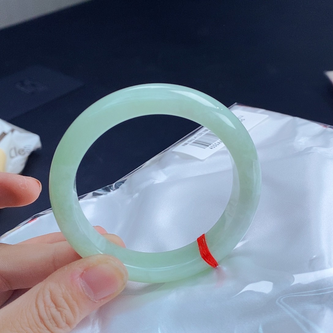 翡翠手镯未镶嵌翡翠