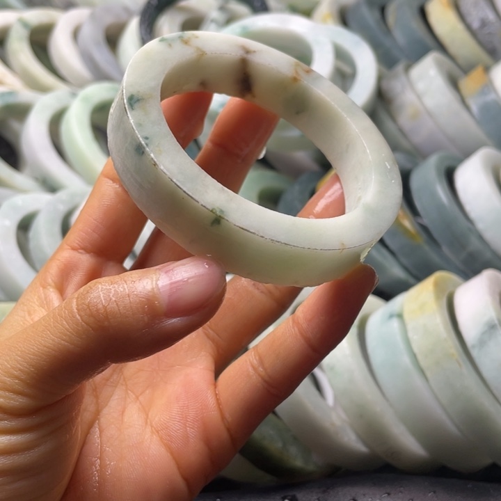 定制翡翠未镶嵌翡翠手镯