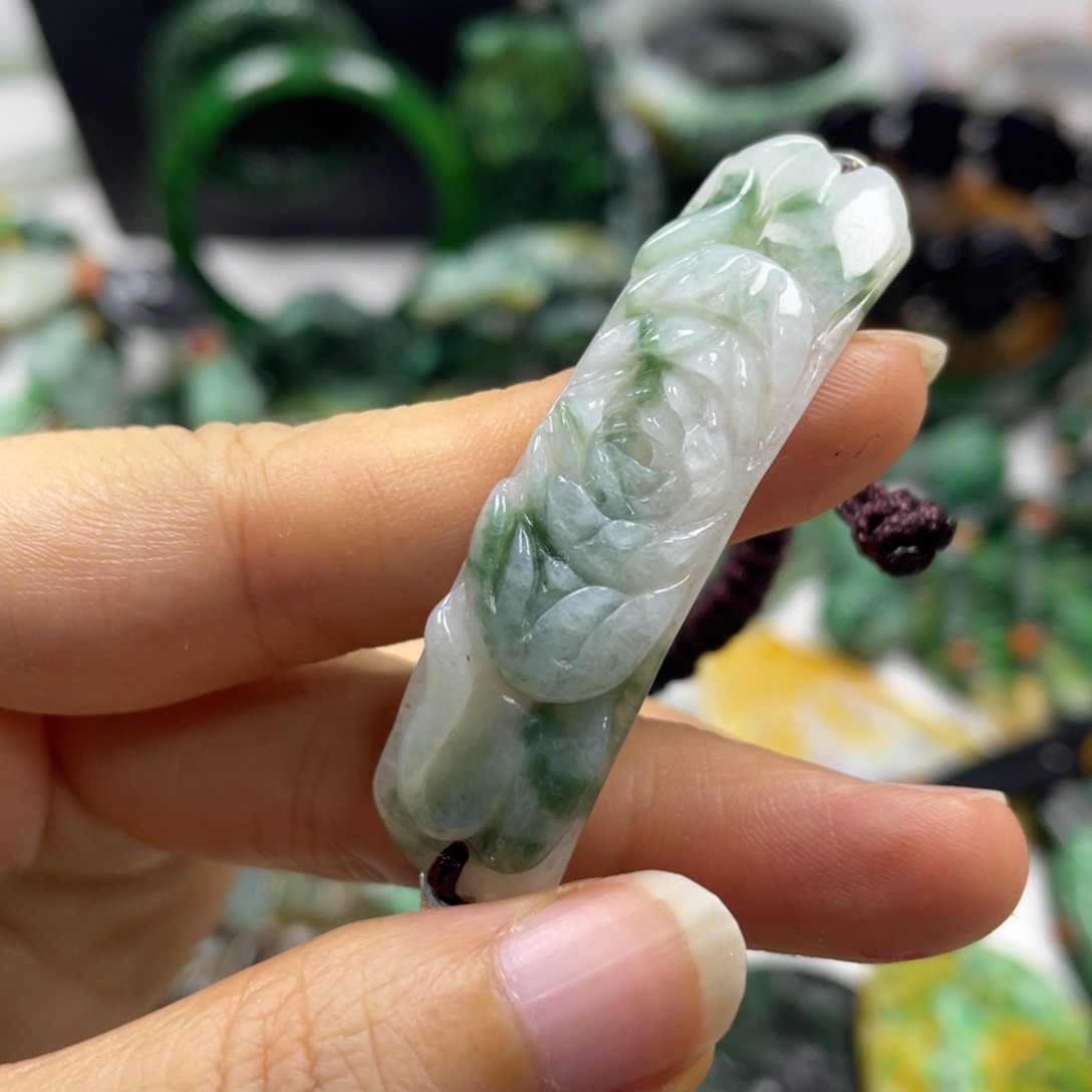 随***然颈饰未镶嵌翡翠牌子