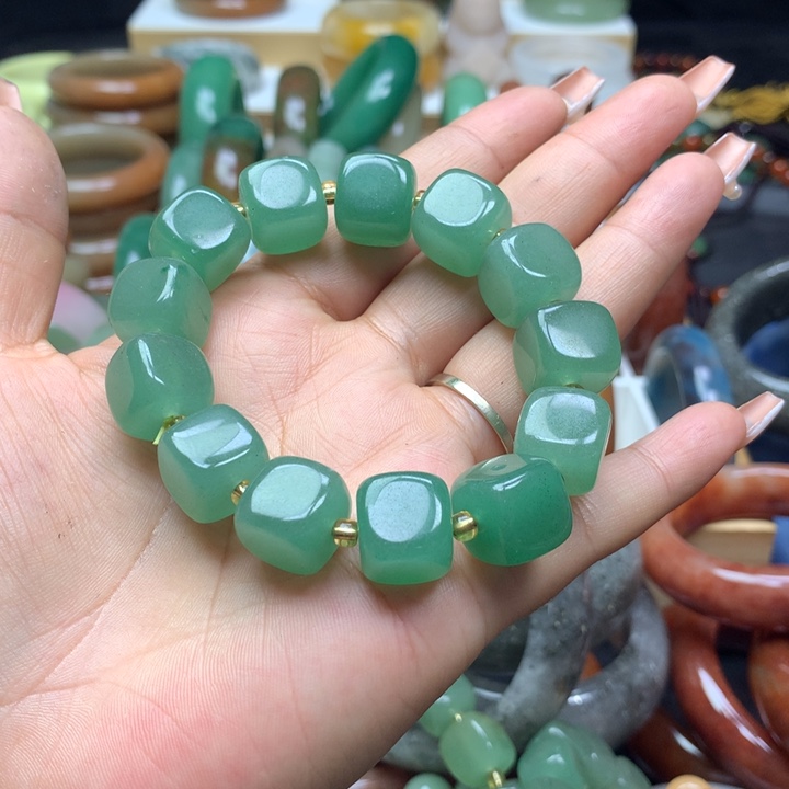 未镶嵌手镯石英质玉?