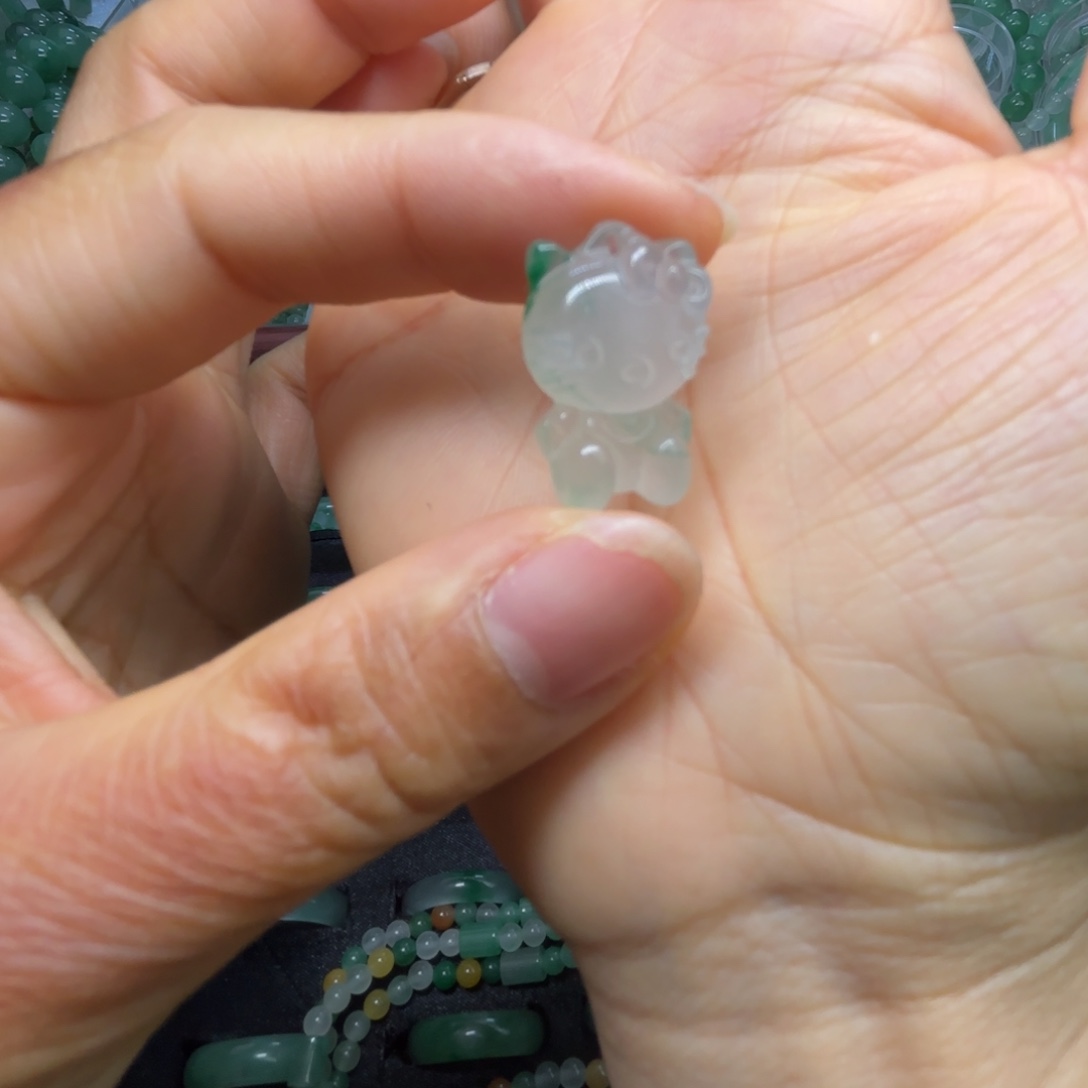 石英质玉（非洲翠）未镶嵌散珠卡通小猫