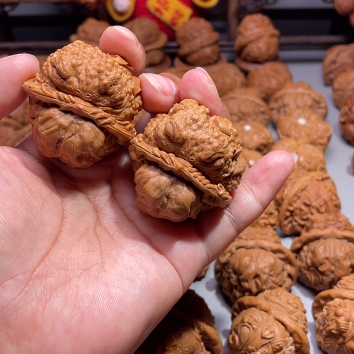 O****）蛤蟆头雕刻的金蟾