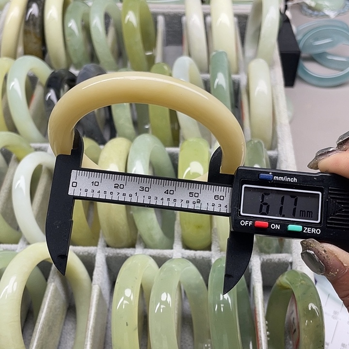 蛇纹石玉未镶嵌手镯124