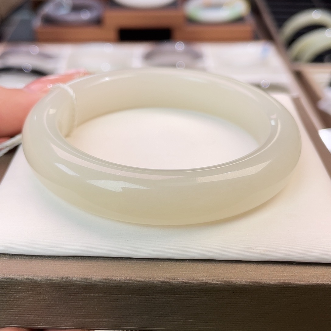 和田玉未镶嵌手镯