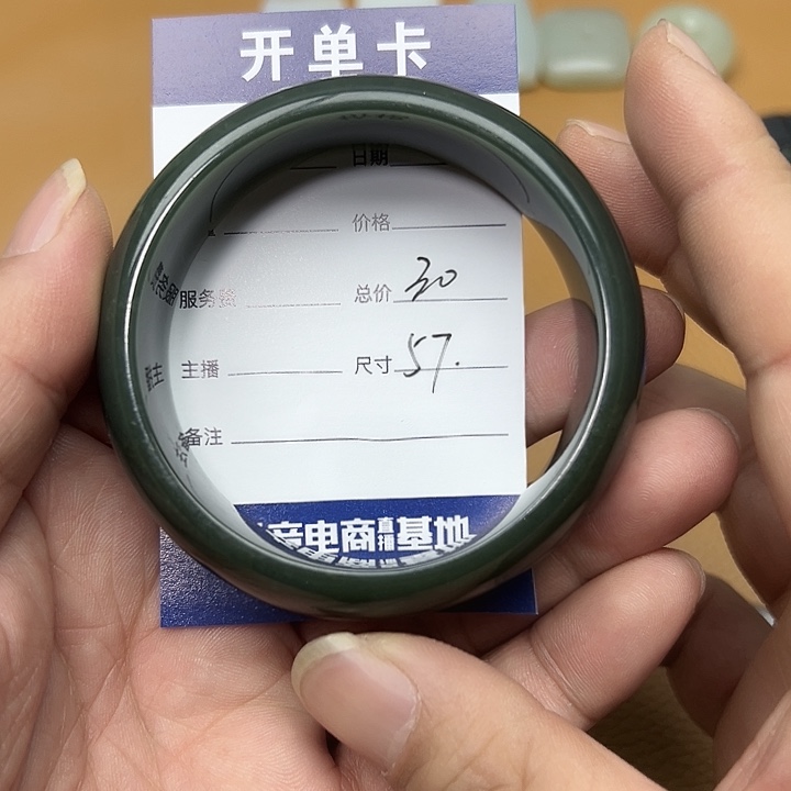 和田玉手镯未镶嵌知*行