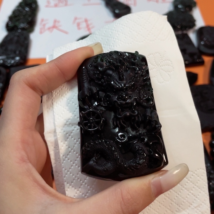 翡翠颈饰未镶嵌，***渊