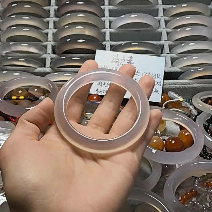沐***清玛瑙/玉髓手镯未镶嵌