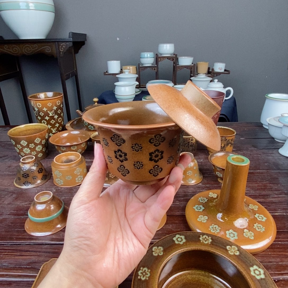 朱砂胎草木灰宝相花纹 两才马蹄盖碗 悬停