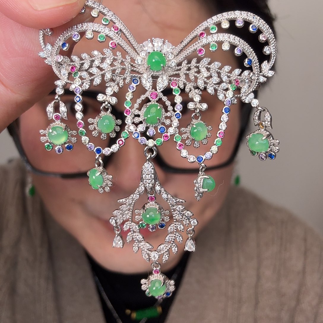 翡翠未镶嵌颈饰一件