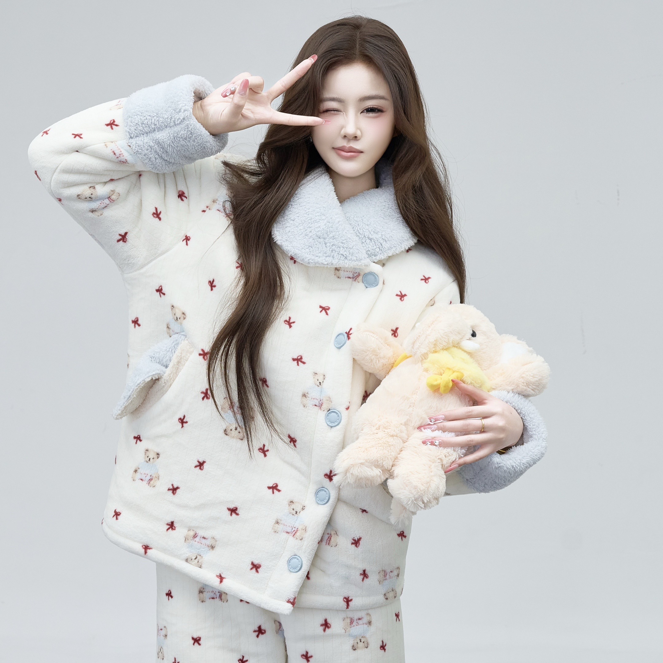 可爱卡通波点珊瑚绒睡衣女款冬季毛绒翻领加厚舒适保暖家居服套装