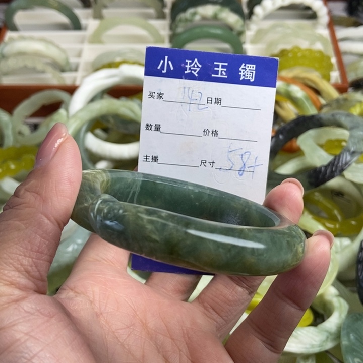 蛇纹石玉未镶嵌手镯