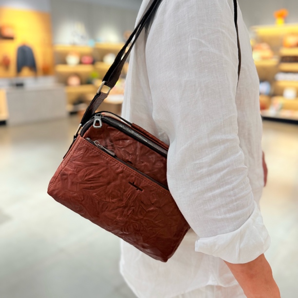 通勤风休闲男士单肩包男士斜挎包方形美式真皮棕色