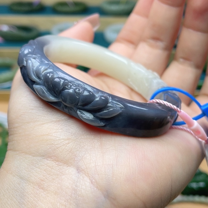 和田玉手镯56+圈口。编号15贵妃未镶嵌