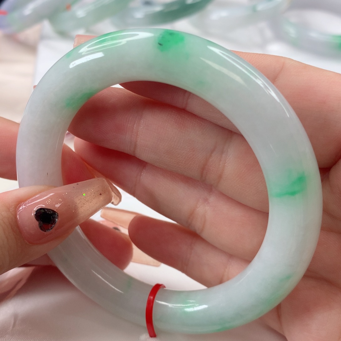 翡翠手镯未镶嵌56圈口