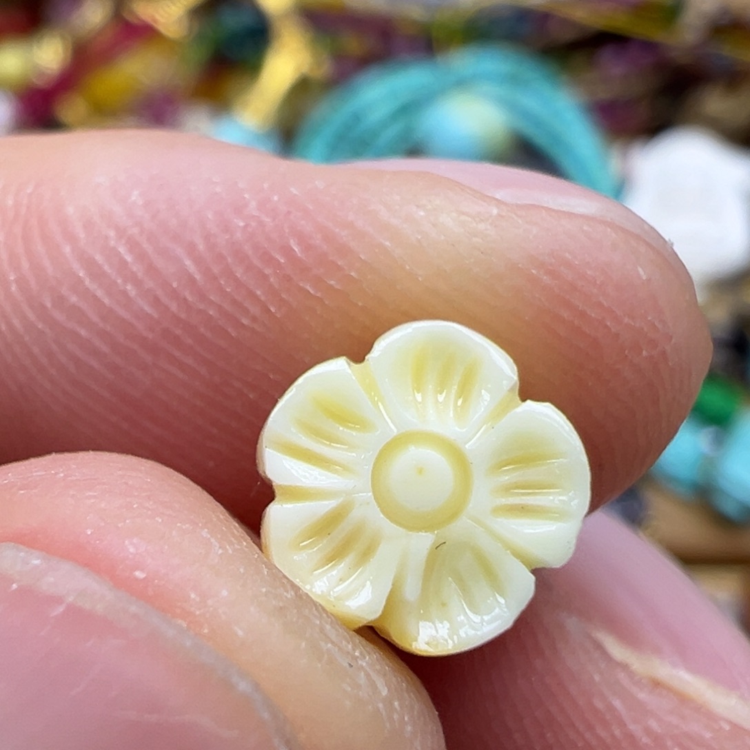 琥珀颈饰未镶嵌小花