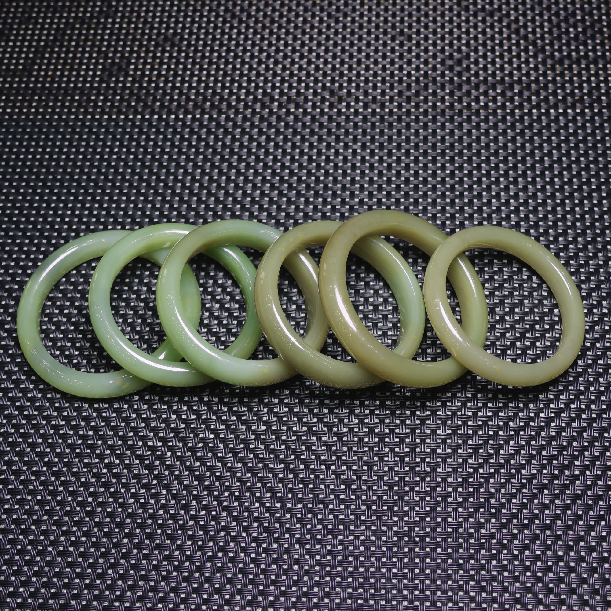 【小猴哥珠宝】和田玉青提色带糖正圈手镯女士时尚多样性发拍一发一