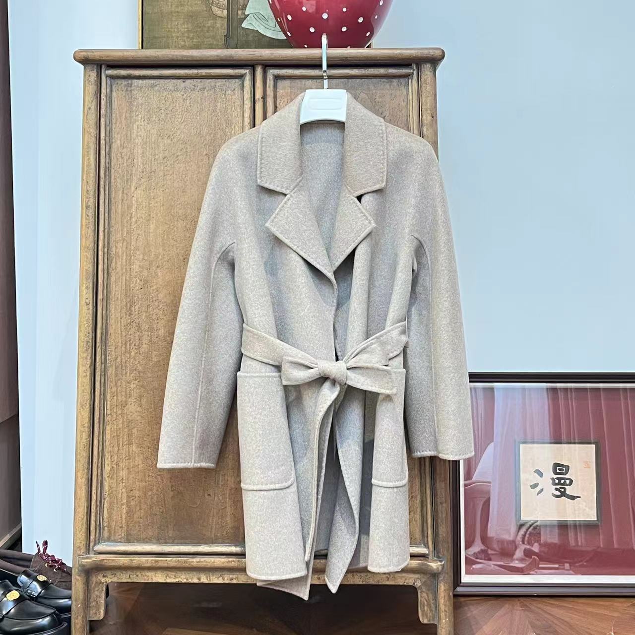 漫颜刘2024年秋季新款山羊绒沙色毛呢大衣系腰带翻领中长款大衣