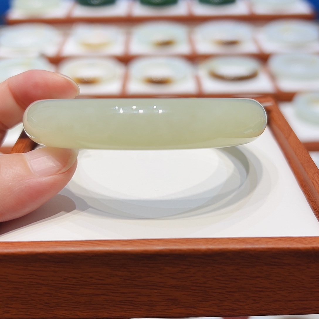 和田玉未镶嵌手镯