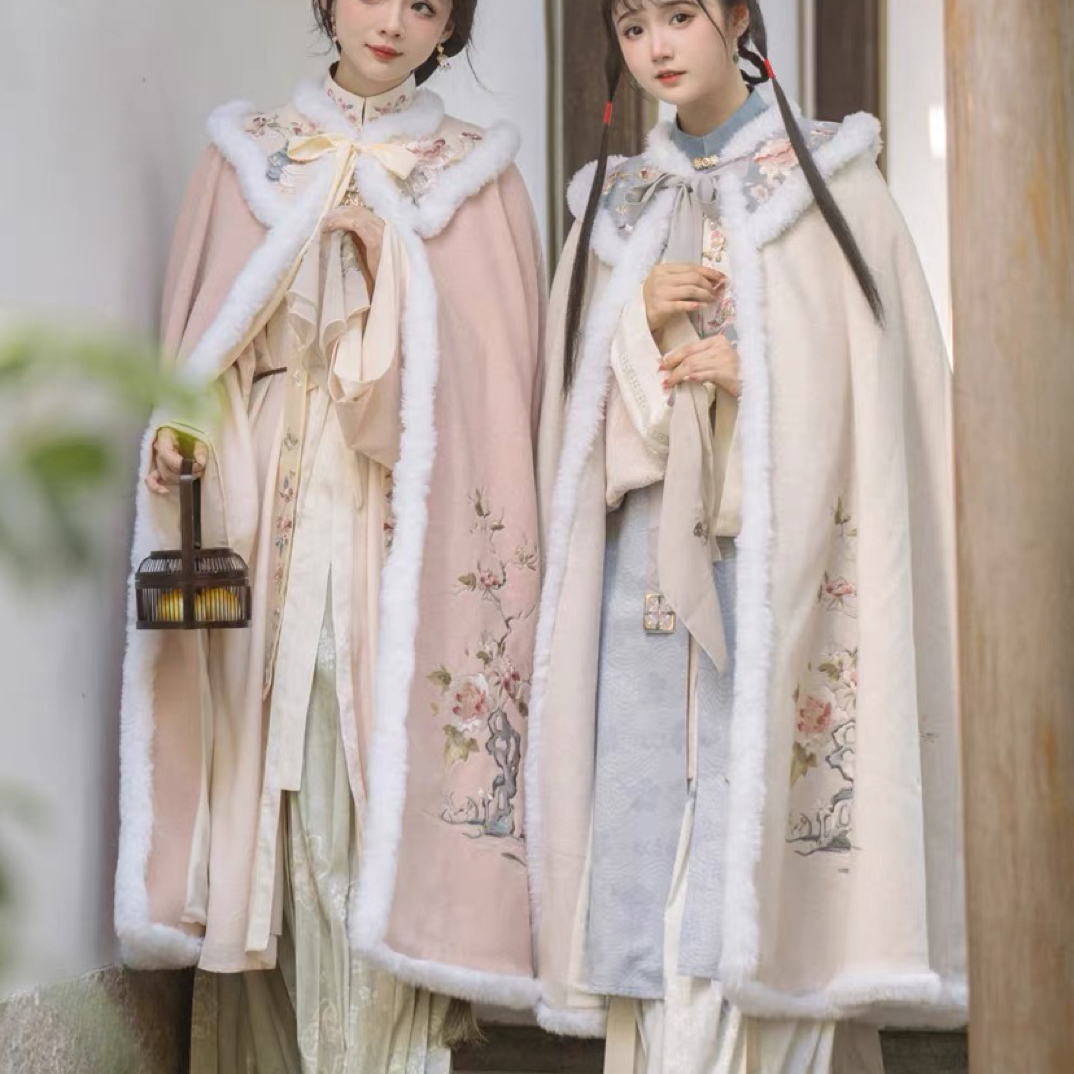 远山乔【玉钗合】汉服女秋冬双色古典花卉刺绣毛呢长斗篷显瘦保暖
