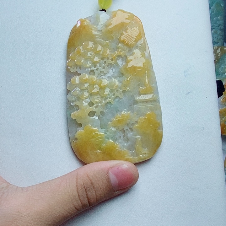 翡翠未镶嵌颈饰山水