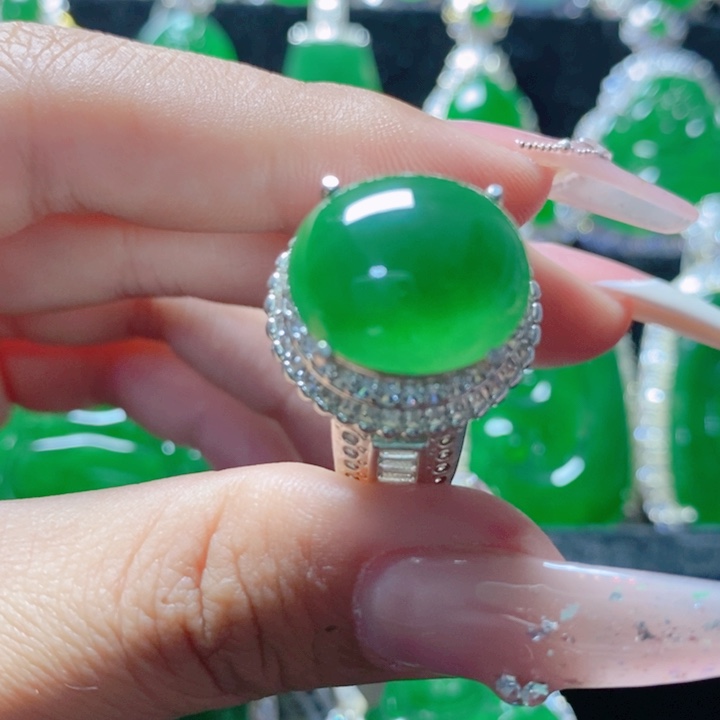 翡翠颈饰未镶嵌183。