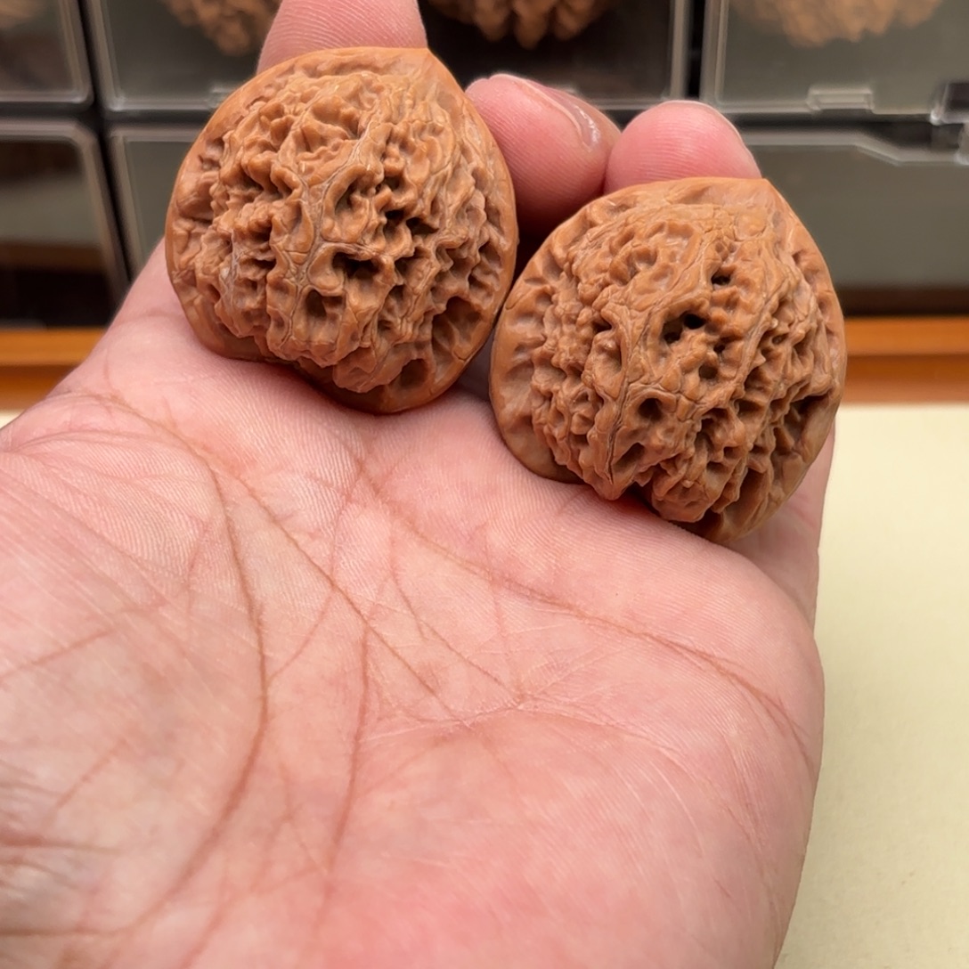 文玩核桃把件水龙纹狮子头