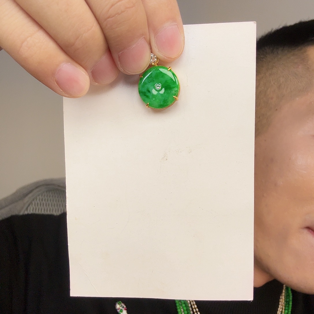 翡翠未镶嵌颈饰一件