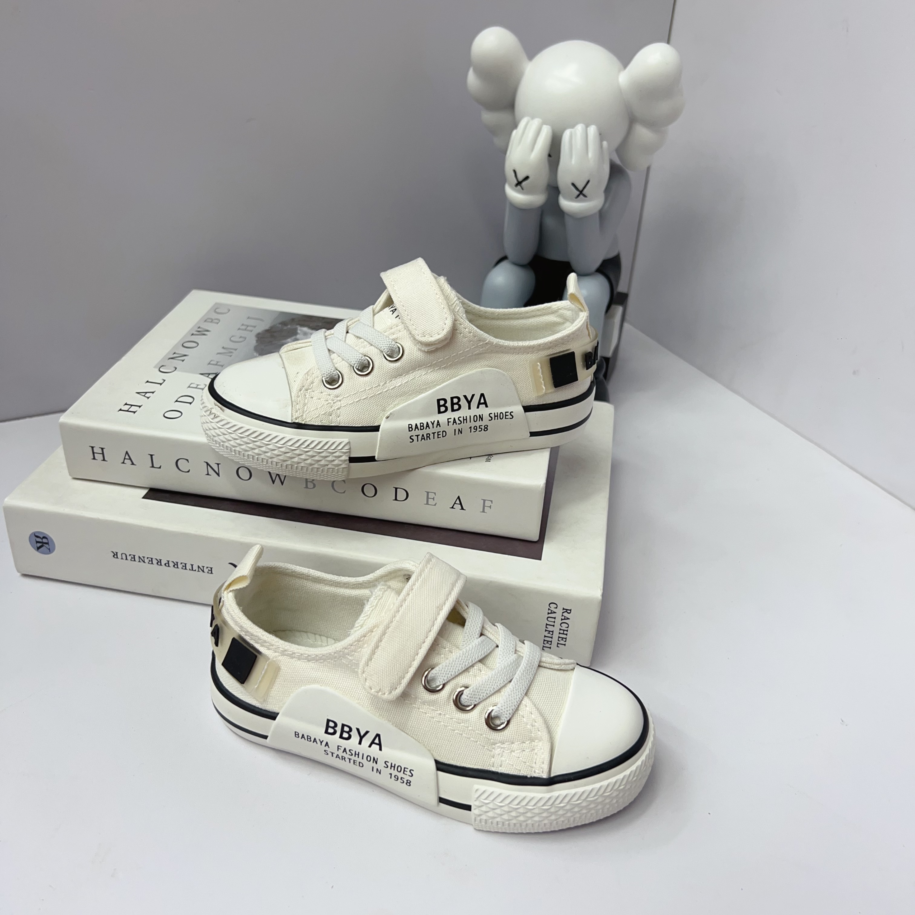 9066芭芭鸭儿童帆布鞋休闲运动防滑耐磨