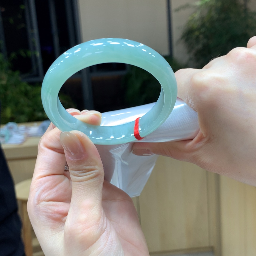 翡翠手镯未镶嵌不退不换