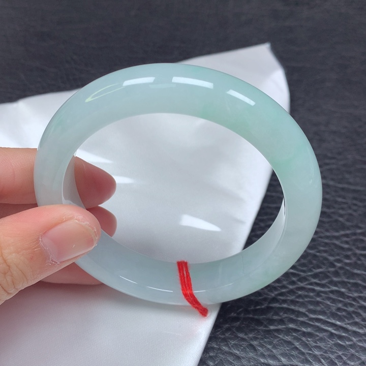 翡翠手镯未镶嵌。