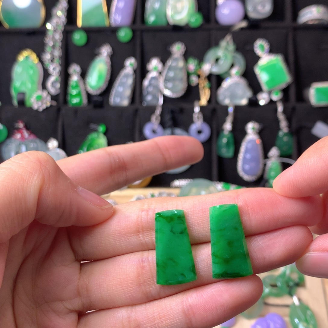 翡翠未镶嵌颈饰裸石